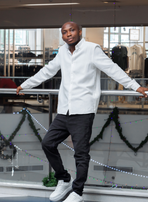 Crisp white shirt and dark jeans for effortless charm