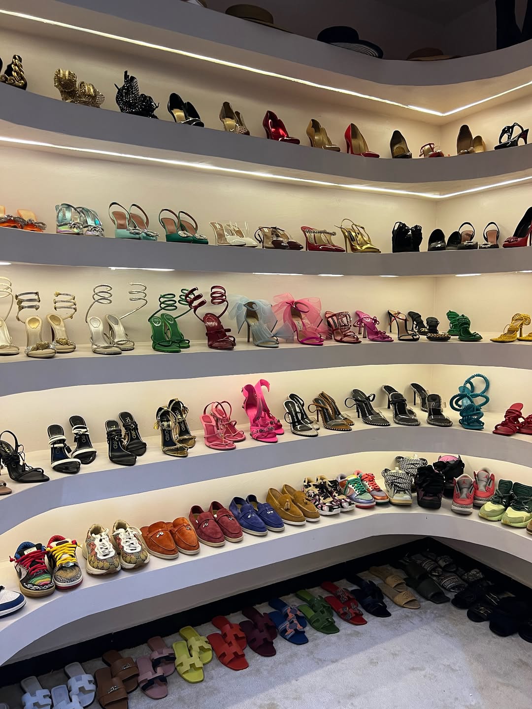 Luxury Curved Shoe Display Wall