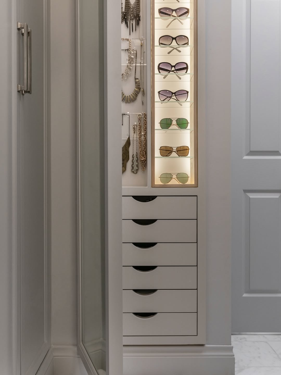 Vertical Pull-Out Sunglasses & Jewelry Tower