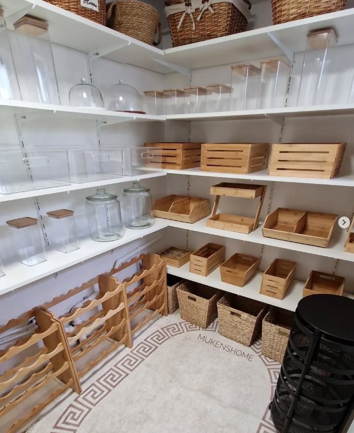 Contemporary Walk-In Pantry with Mixed Materials