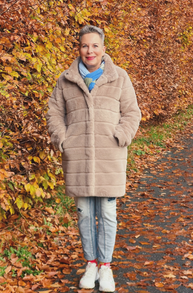 Cozy Autumn Style in Teddy Coat and Jeans