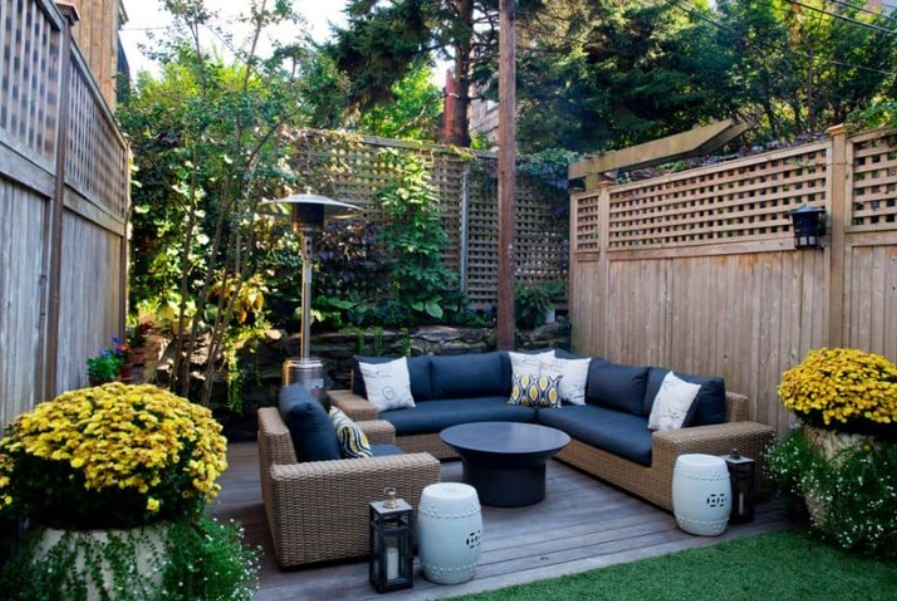 Contemporary Deck Seating with Privacy Lattice