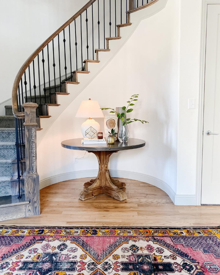Curved Staircase with Classic Round Table