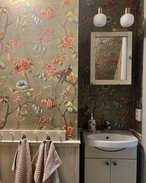 Elegant Floral Wallpaper Combination